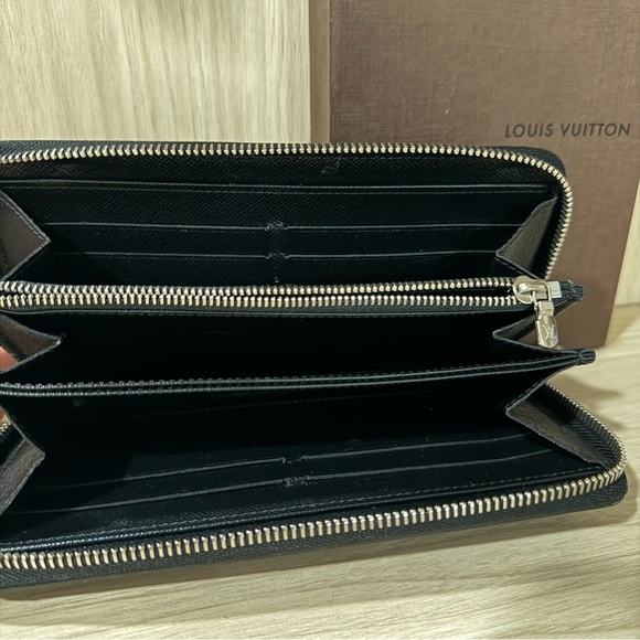 Like New! Beautiful Louis Vuitton Zippy Wallet - Picture 7 of 10